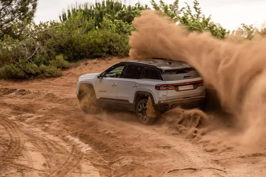 Jeep Compass 4xe: el SUV eléctrico de 375 CV demuestra su capacidad todoterreno en una miniserie 1 Motor16 Jeep Compass 4xe