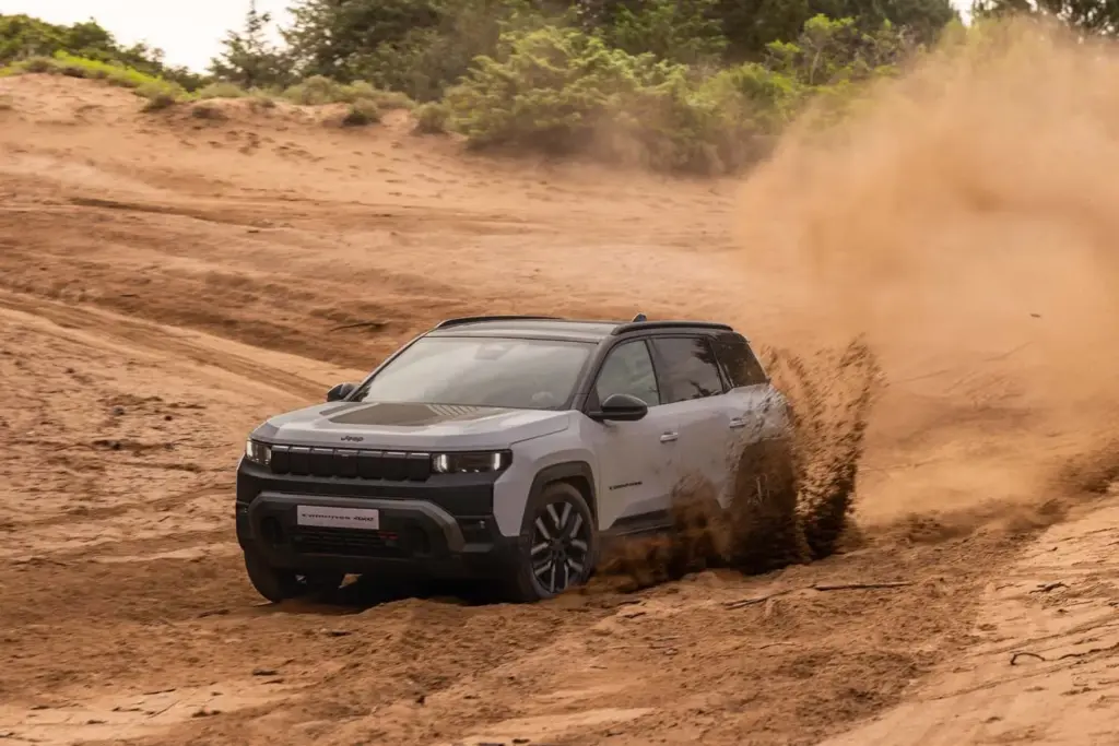 Jeep Compass 4xe: el SUV eléctrico de 375 CV demuestra su capacidad todoterreno en una miniserie 2 Motor16 Jeep Compass 4xe
