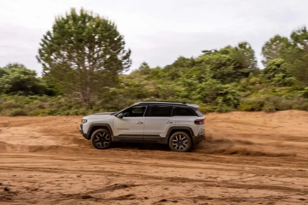 Jeep Compass 4xe: el SUV eléctrico de 375 CV demuestra su capacidad todoterreno en una miniserie 7 Motor16 NewCompass4xe SAND MUD 6 Motor16
