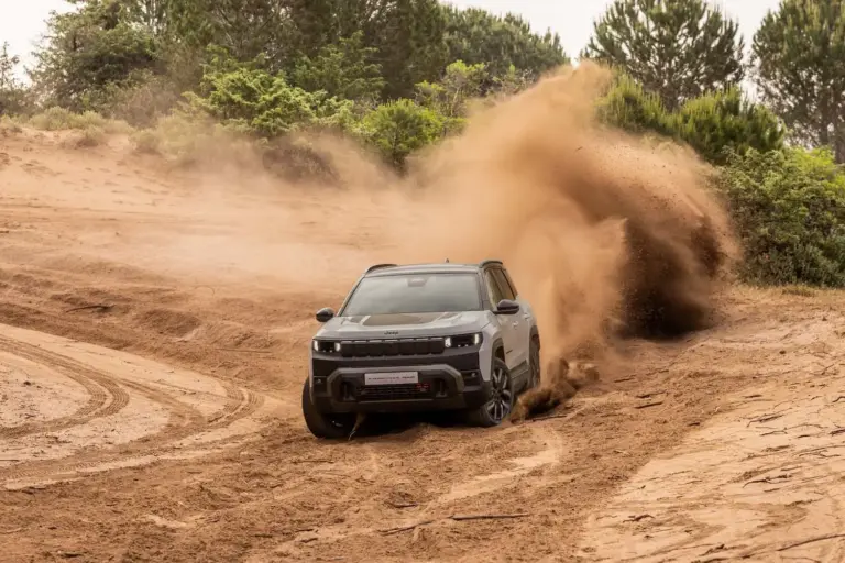 Jeep Compass 4xe: el SUV eléctrico de 375 CV demuestra su capacidad todoterreno en una miniserie