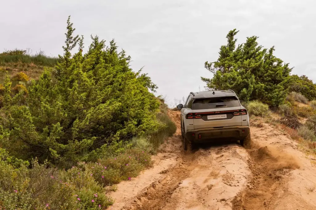 Jeep Compass 4xe: el SUV eléctrico de 375 CV demuestra su capacidad todoterreno en una miniserie 8 Motor16 NewCompass4xe SAND MUD 8 Motor16