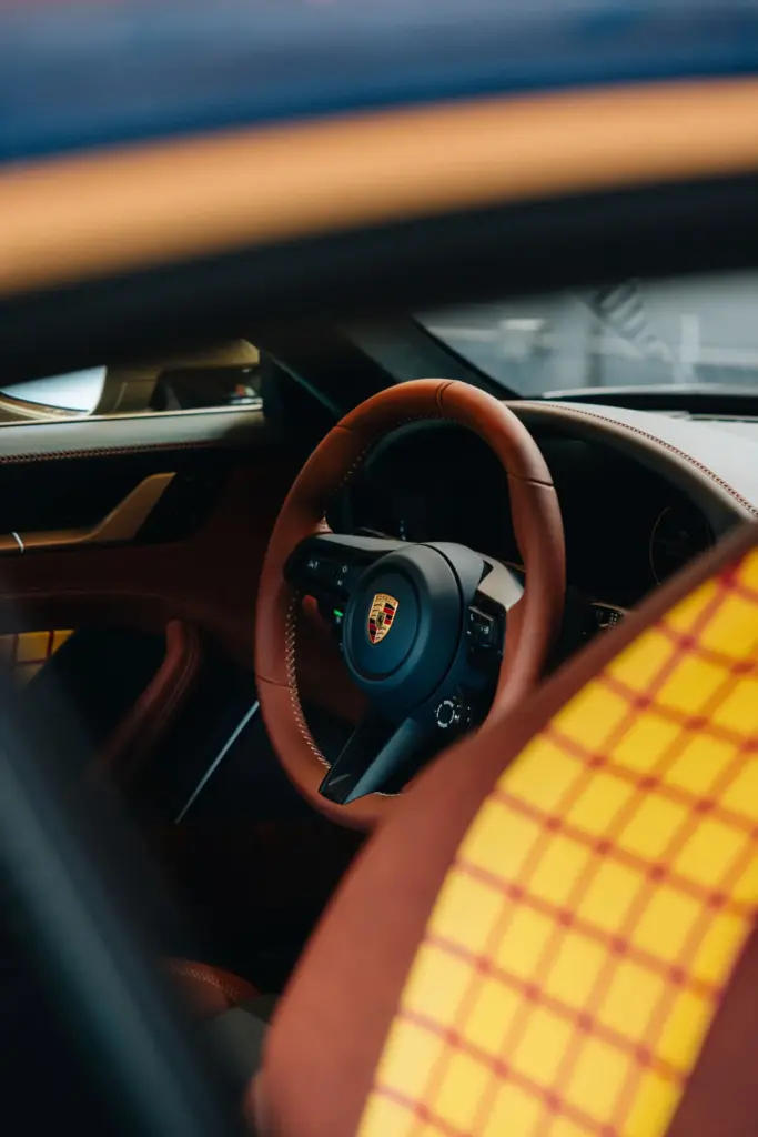 Porsche crea tres 911 únicos inspirados en Woody, Buzz Lightyear y Jessie para el estreno de 'Toy Story 5' 24 Motor16 PORSCHE 911 Carrera T Woody21 Motor16
