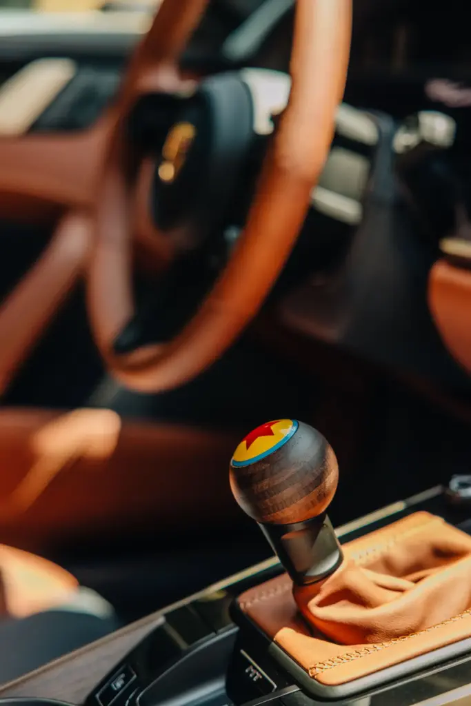 Porsche crea tres 911 únicos inspirados en Woody, Buzz Lightyear y Jessie para el estreno de 'Toy Story 5' 26 Motor16 PORSCHE 911 Carrera T Woody23 Motor16