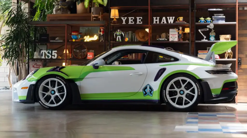 Porsche crea tres 911 únicos inspirados en Woody, Buzz Lightyear y Jessie para el estreno de 'Toy Story 5' 11 Motor16 PORSCHE 911 GT3 RS de Buzz Lightyear25 Motor16