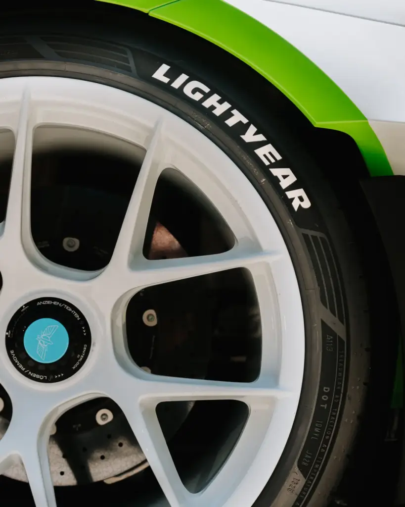 Porsche crea tres 911 únicos inspirados en Woody, Buzz Lightyear y Jessie para el estreno de 'Toy Story 5' 31 Motor16 PORSCHE 911 GT3 RS de Buzz Lightyear29 Motor16