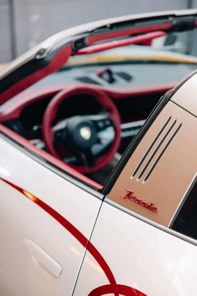 Porsche crea tres 911 únicos inspirados en Woody, Buzz Lightyear y Jessie para el estreno de 'Toy Story 5' 33 Motor16 PORSCHE 911 Targa 4 GTS Jessie22 Motor16