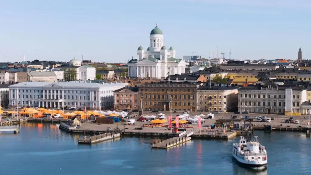 Finlandia sobre cuatro ruedas: dos museos del automóvil, una capital de diseño y un hotel con historia 7 Motor16 PUERTO DE HELSINKI. FOTO HELSINKI PARTNERS Motor16