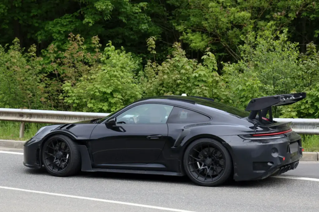 Porsche 911 GT3 RS 992.2 fotos espia 35 Motor16