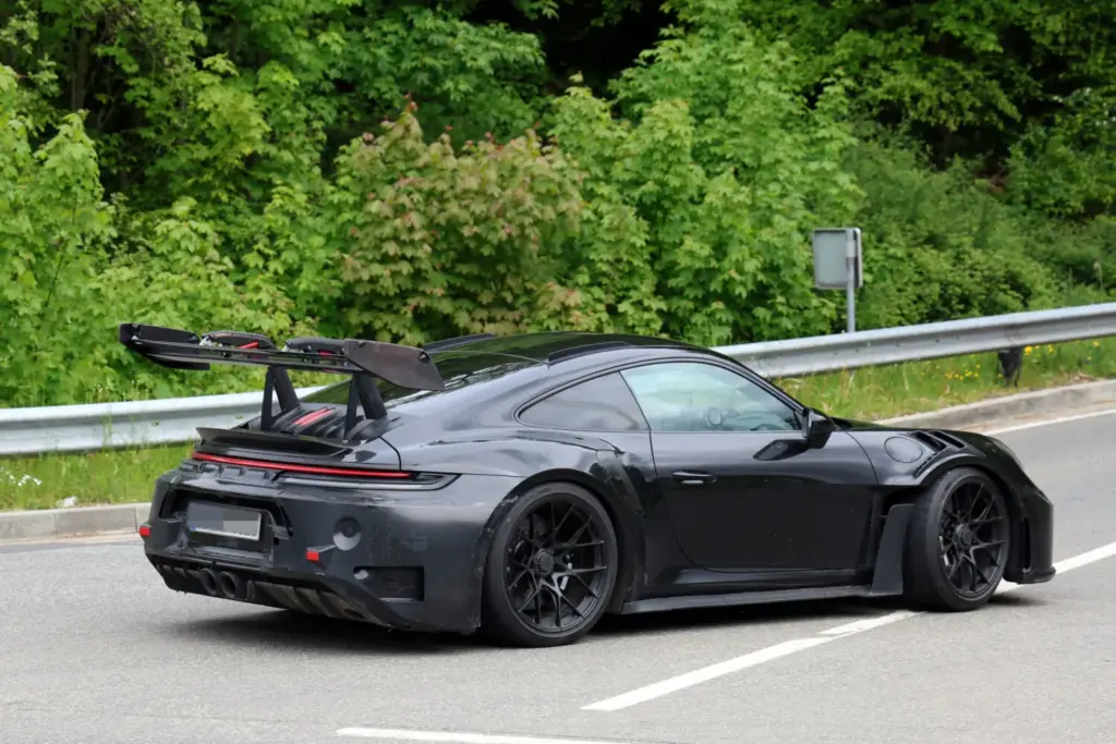 Porsche 911 GT3 RS 992.2 fotos espia 40 Motor16