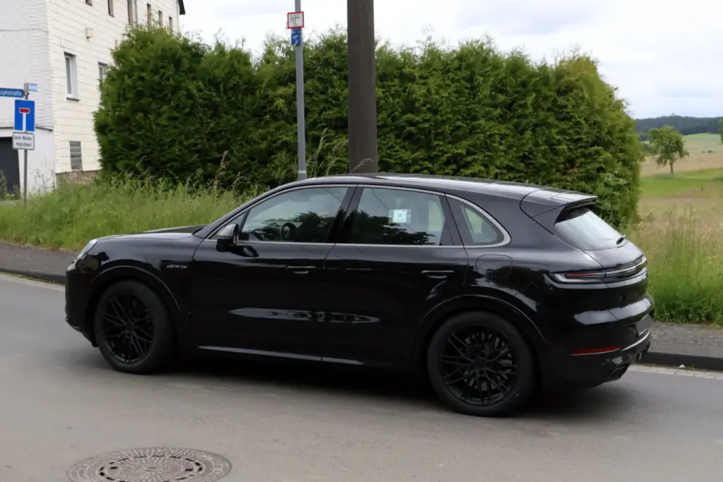 Porsche Cayenne Turbo E Hybrid 2027 espia 11 Motor16