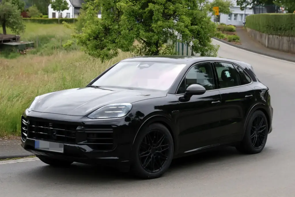 Porsche Cayenne Turbo E Hybrid 2027 espia 7 Motor16