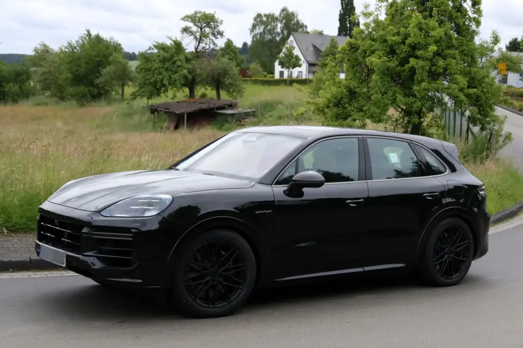 Porsche Cayenne Turbo E Hybrid 2027 espia 8 Motor16
