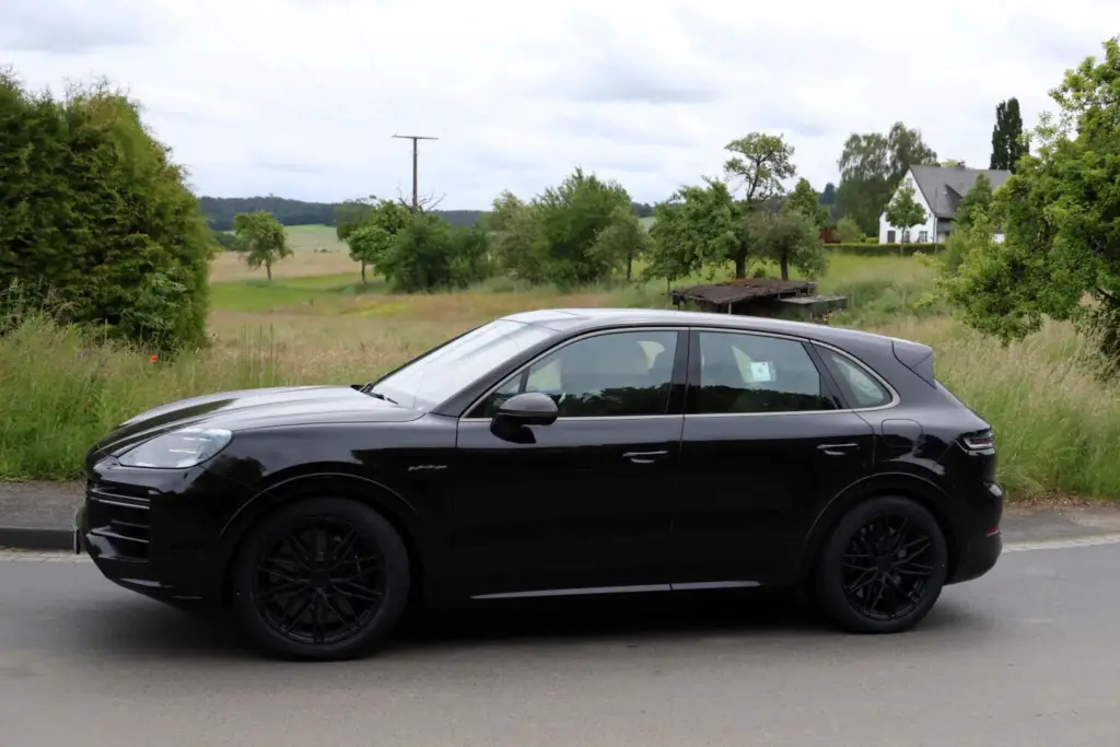 Porsche Cayenne Turbo E Hybrid 2027 espia 9 Motor16