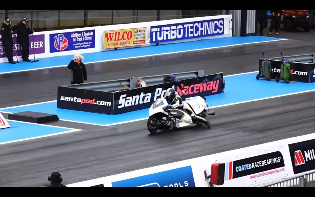 0,4 segundos para pasar de 0 a 100 km/h… y no es un cohete. Te lo mostramos en vídeo 1 Motor16 moto vapor