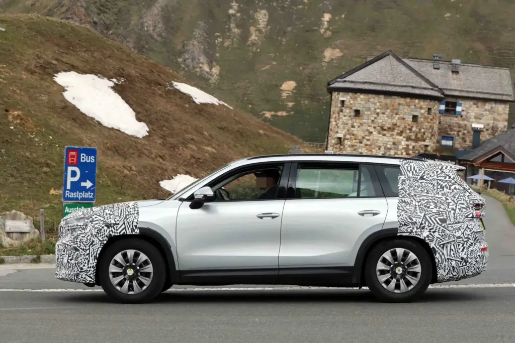 El Škoda Kodiaq 2027 se pone a punto en los Alpes austriacos 1 Motor16 Skoda Kodiaq 2027 (18)