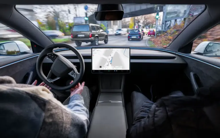 La conducción asistida Tesla FSD Supervised: es segura, pero exige atención y presiona para llegar a Europa