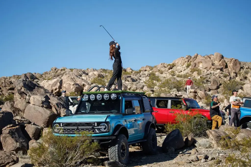 Golf en el desierto con el Ford Bronco como protagonista: así es el torneo más salvaje 3 Motor16 Ford Bronco