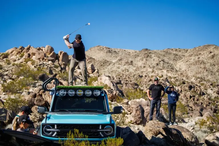 Golf en el desierto con el Ford Bronco como protagonista: así es el torneo más salvaje