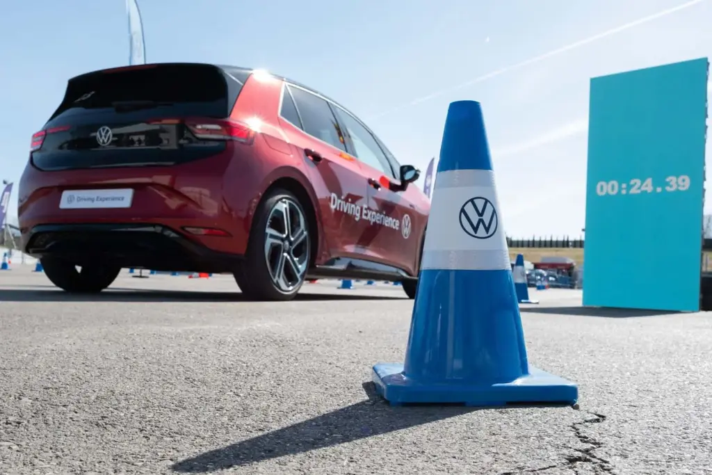 Volkswagen lleva la formación eléctrica a casa de sus clientes con la Escuela 1to1 3 Motor16 Volkswagen Dribing Experience, Cursos conducción