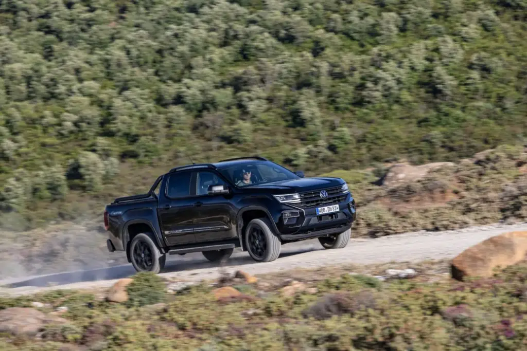 Volkswagen Amarok Dark Label 1 Motor16