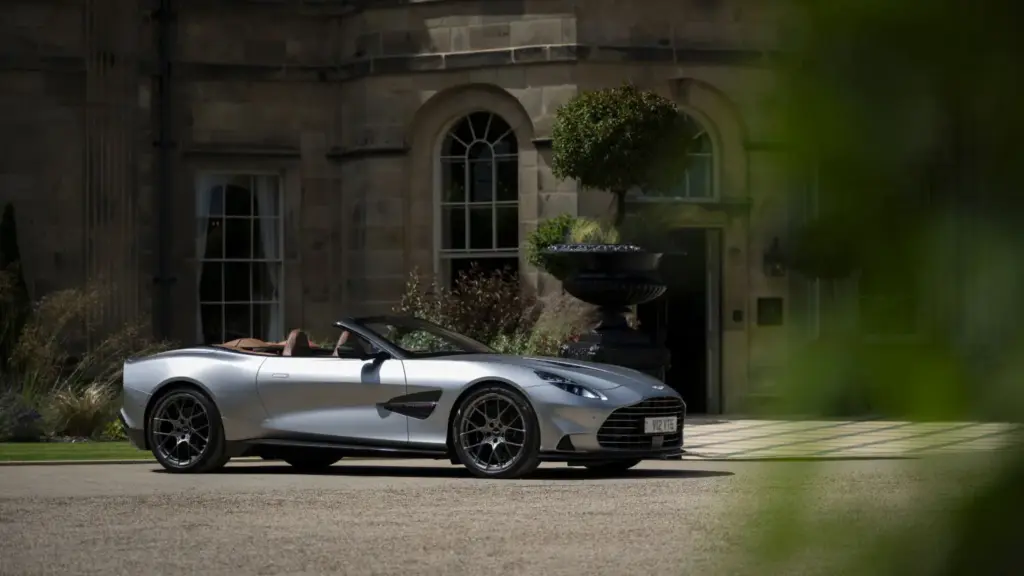 Aston Martin DB12 S, Vantage S, DBX S y Valkyrie en Goodwood