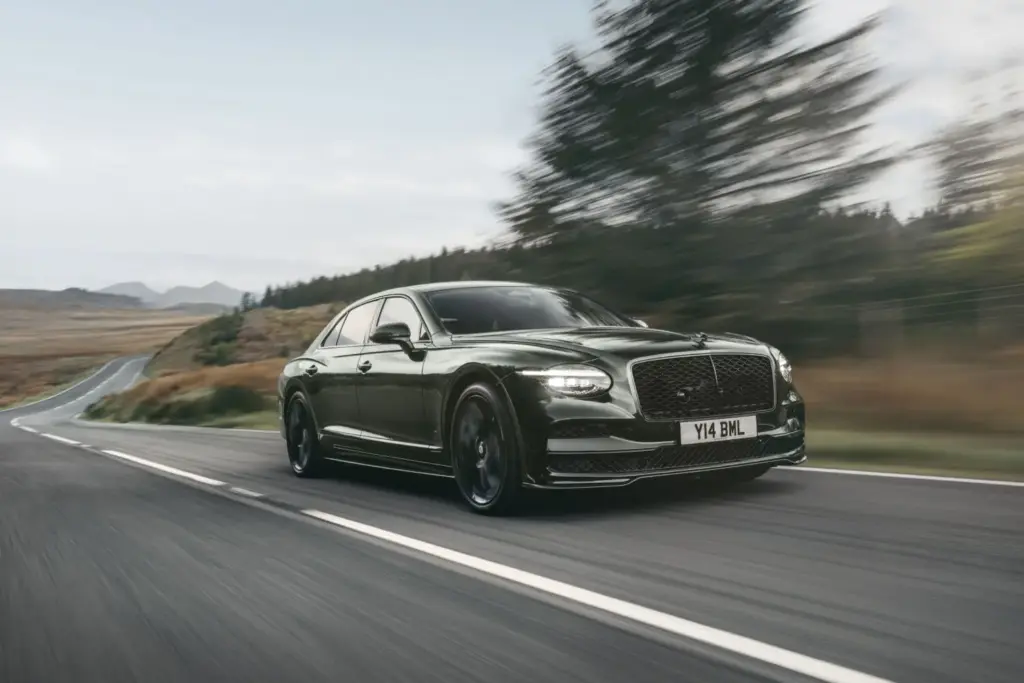 El Bentley Flying Spur 2026 adopta frontal mono-faro y versión S con 680 CV