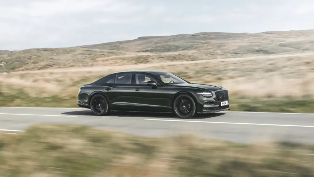 El Bentley Flying Spur 2026 adopta frontal mono-faro y versión S con 680 CV