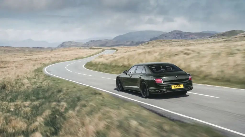 El Bentley Flying Spur 2026 adopta frontal mono-faro y versión S con 680 CV