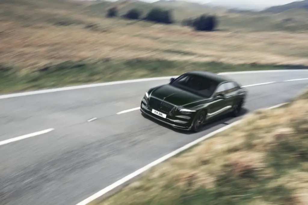 El Bentley Flying Spur 2026 adopta frontal mono-faro y versión S con 680 CV
