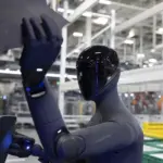 Robots humanoides en fábricas de coches: por qué BMW, Hyundai, Mercedes y Tesla los prueban si aún son más lentos
