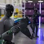 BMW lleva los robots humanoides al siguiente nivel: realizan tareas complejas de logística en la planta donde se fabrica el X3