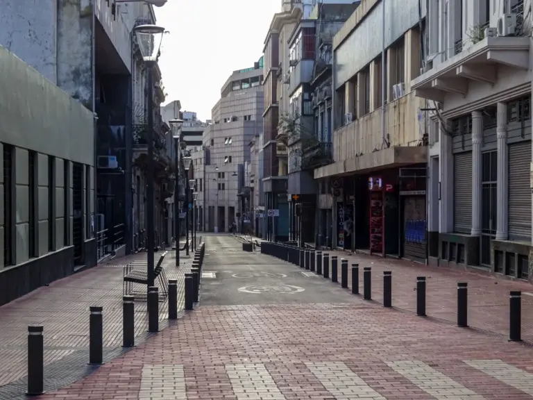 Bolardos de seguridad en Módena: la medida que reduce el tráfico en el centro histórico