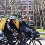 La DGT exige casco obligatorio a los riders en bicicleta desde el 1 de octubre: multa de 200 euros