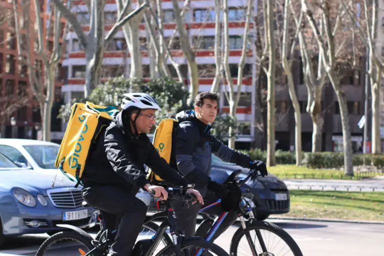 La DGT exige casco obligatorio a los riders en bicicleta desde el 1 de octubre: multa de 200 euros