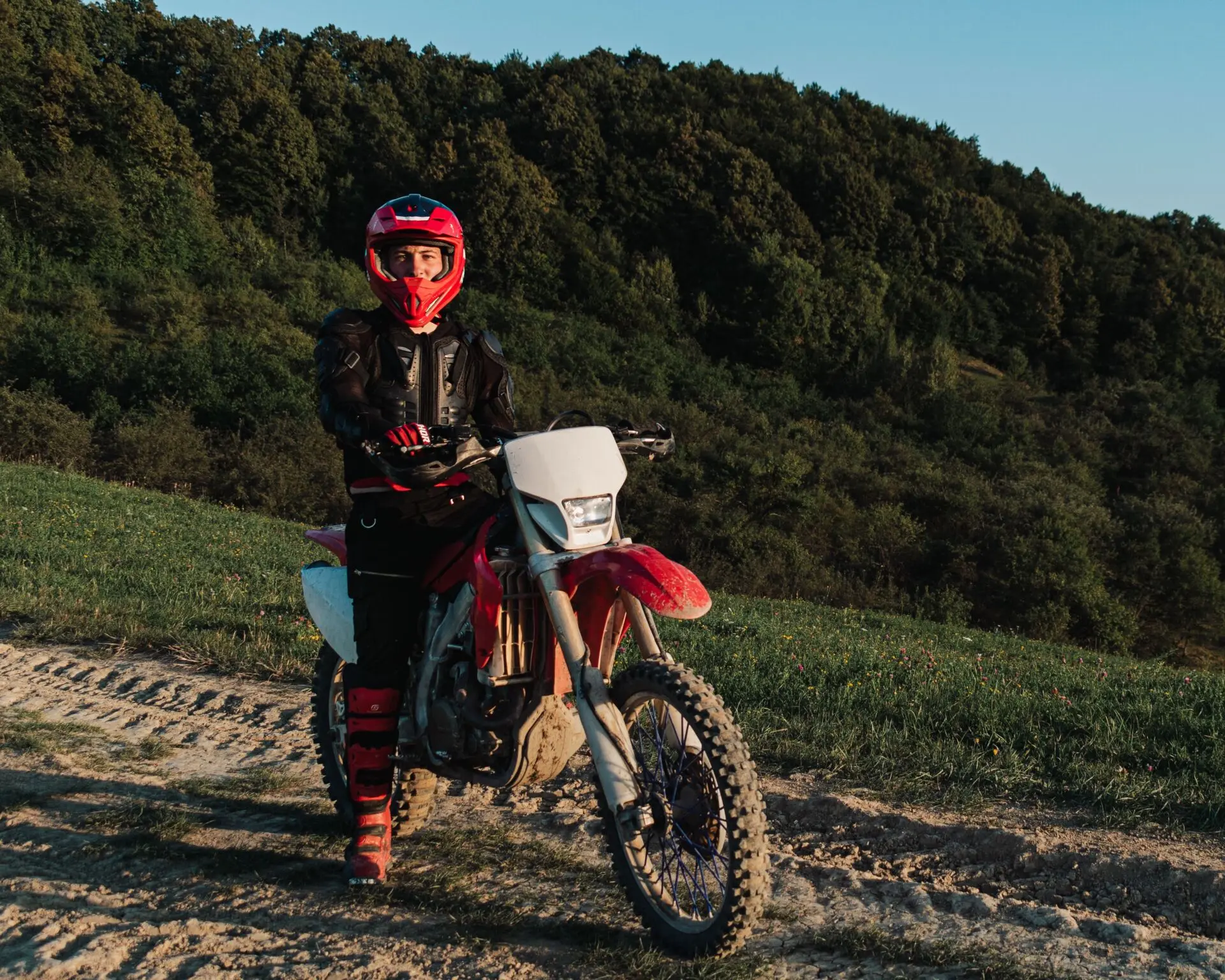 Casco Sena Outlander: el trail con luz de freno y Bluetooth integrado ya está aquí 1 Motor16 casco adventure con intercomunicador