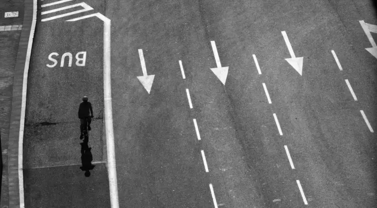 Ciclistas centro del carril: la reforma del RGC que entra en vigor el 1 de octubre y la multa de 200 euros a conductores