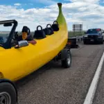 El coche plátano, parado en Estados Unidos por llevar la matrícula ‘SPLIT’ oculta
