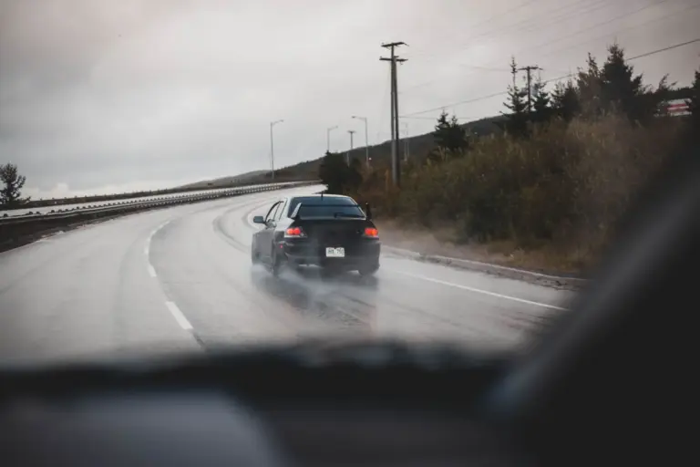 Conducir con lluvia en verano: evita multas de 200 euros y accidentes revisando neumáticos y frenos