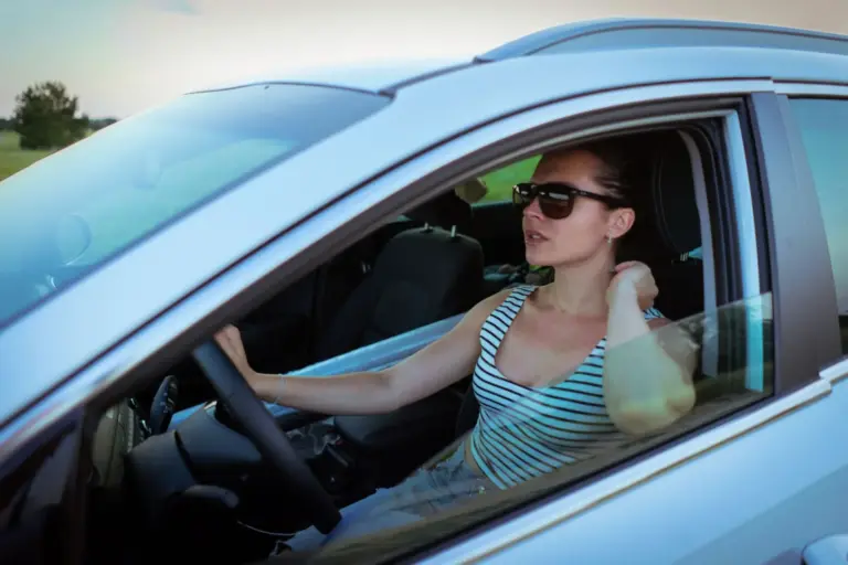 El gesto que enfría el coche rápido en verano y evita una avería de 300 euros