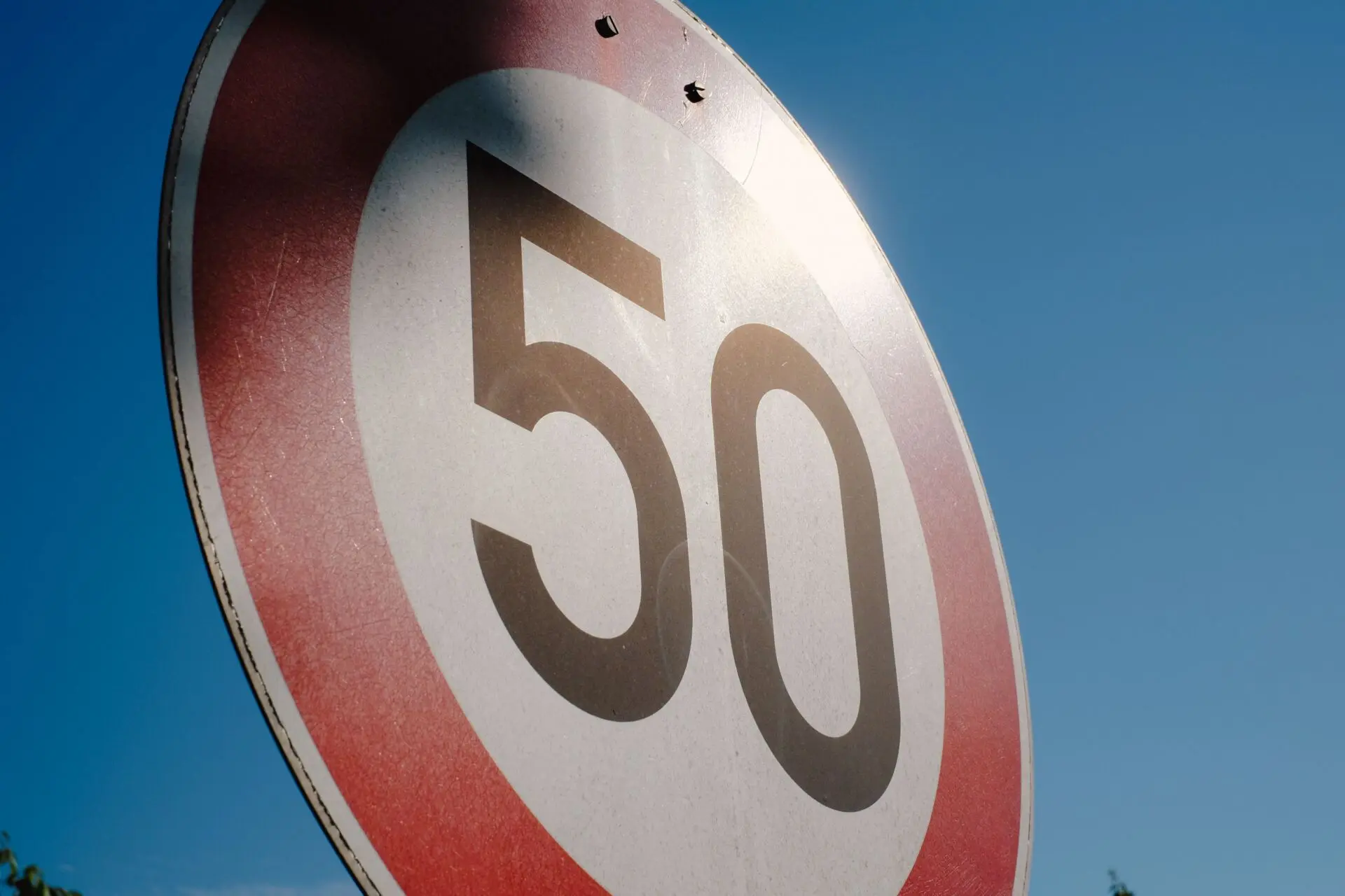 La UE prepara un limitador de velocidad por GPS obligatorio: así controlará tu coche vía satélite 1 Motor16 ISA obligatorio