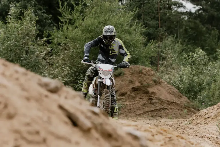 Husqvarna renueva su gama enduro 2027: ocho modelos con chasis blanco y componentes premium
