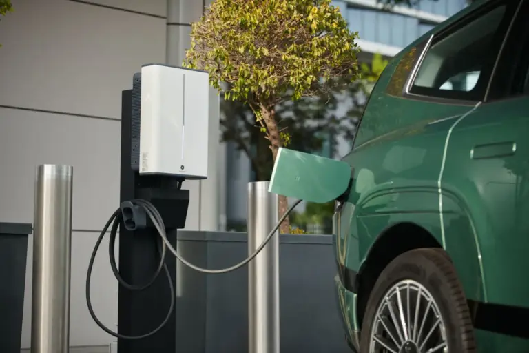 Bruselas obligará a los coches eléctricos a devolver energía a la red con la carga bidireccional V2G en 2027