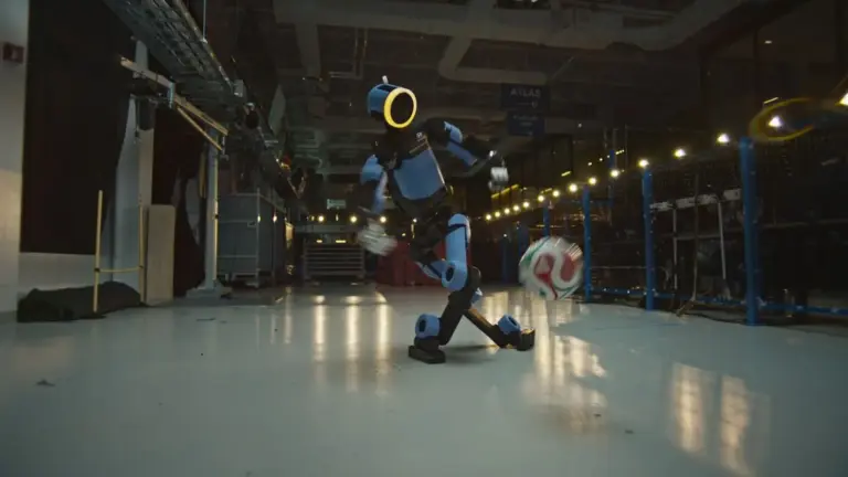 El robot Atlas de Hyundai aprende a jugar al fútbol en la nueva campaña global de la marca
