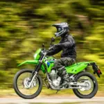 Kawasaki KLX230 S 2026: la trail de asiento bajo que esperaban los pilotos de baja estatura