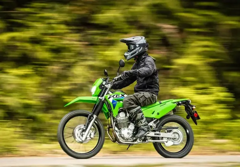 Kawasaki KLX230 S 2026: la trail de asiento bajo que esperaban los pilotos de baja estatura