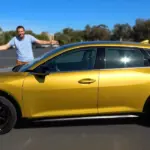 El Kia K4 Turbo Hatchback 2026 no convence a Doug DeMuro: diseño atractivo pero motor sin chispa