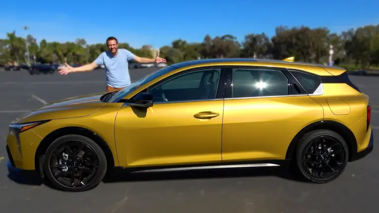 El Kia K4 Turbo Hatchback 2026 no convence a Doug DeMuro: diseño atractivo pero motor sin chispa