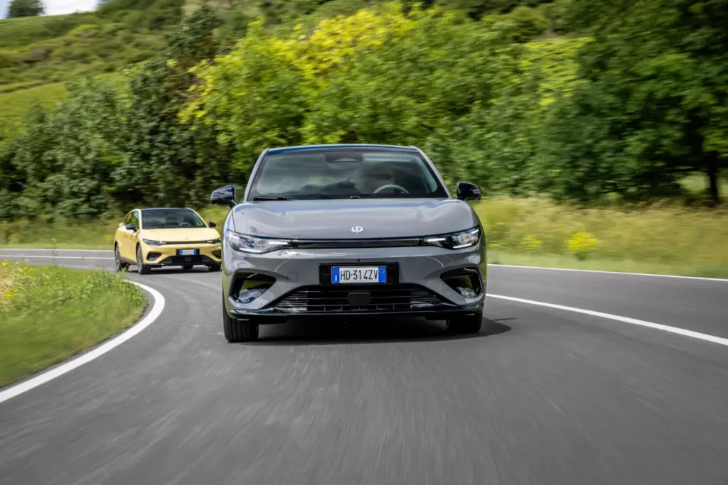 Primera prueba del Leapmotor B05: Compacto eléctrico afinado en Europa 107 Motor16 leapmotor b05 dinamicas dos coches 10 Motor16