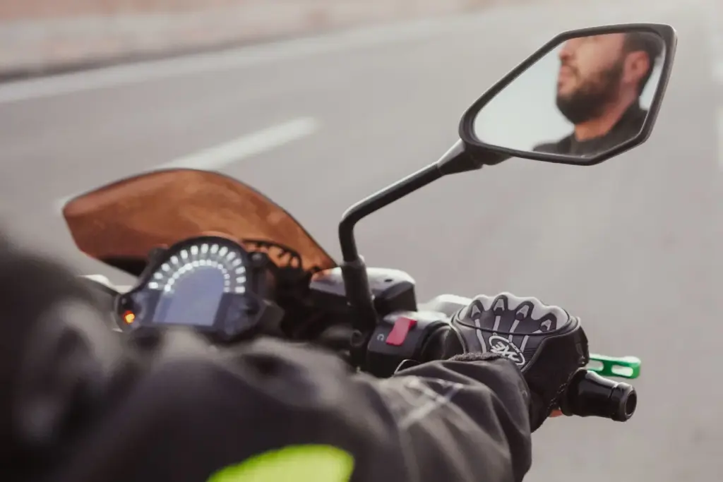 Guantes obligatorios para moto en 2026: la DGT multa con 200 euros a quien no los lleve 1 Motor16 multa sin guantes moto