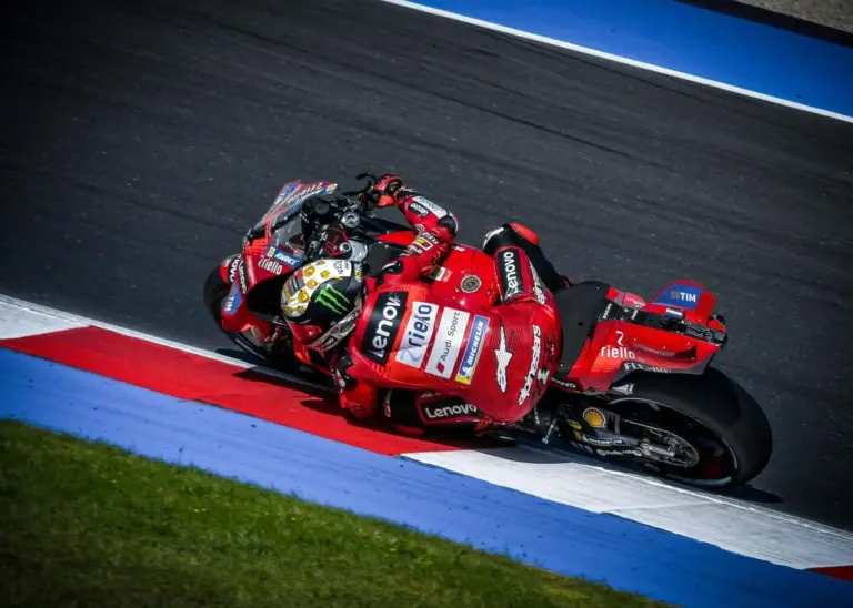 Ducati estalla en WorldSBK: “Solo BMW se esfuerza, nuestros rivales nos están dejando ganar”